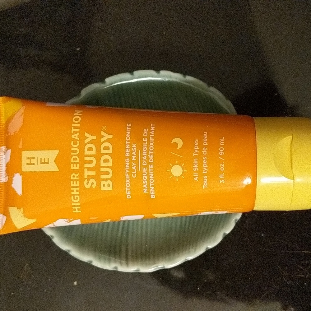 Detoxifying Bentonite Clay Mask